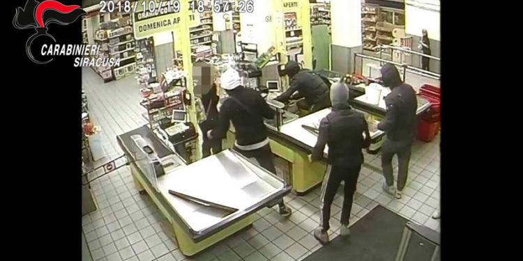 Sgominata banda specializzata in rapine a supermercati: agivano tra Lentini, Carlentini e Francofonte
