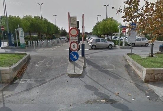 Siracusa. Al via la demolizione del bar nel parcheggio del Molo Sant’Antonio