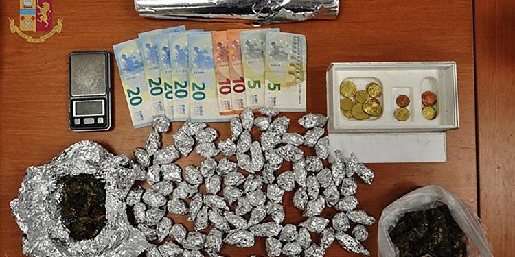 Lentini, deteneva 155 grammi di marijuana: 19enne arrestato dalla Polizia