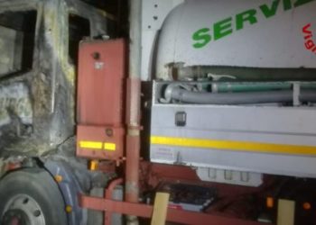 Siracusa. In fiamme un camion espurgo, intervento notturno dei Vigili del Fuoco