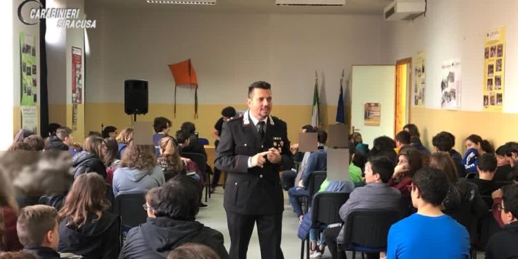 Palazzolo Acreide. Bullismo e legalità, i Carabinieri incontrano gli studenti