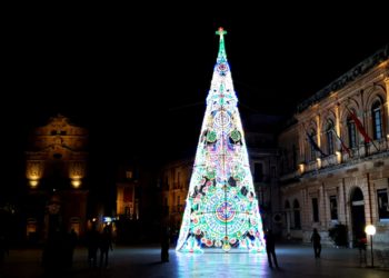Siracusa. A Piazza Duomo si respira aria di festa, montato l’albero con le gocce di luce
