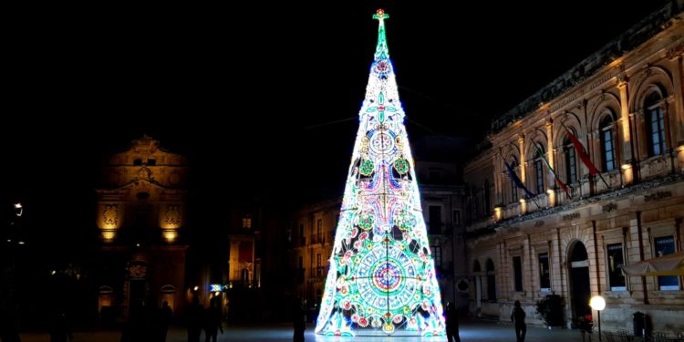 Siracusa. A Piazza Duomo si respira aria di festa, montato l’albero con le gocce di luce