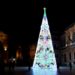 Siracusa. A Piazza Duomo si respira aria di festa, montato l’albero con le gocce di luce