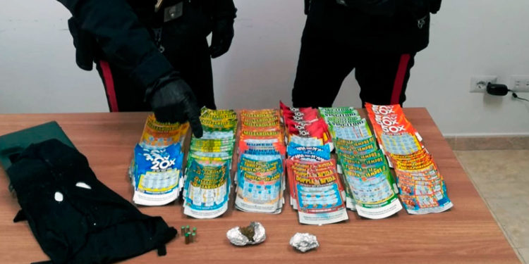 Lentini. Trovati con 120 gratta e vinci, un registratore di cassa e marijuana: tre denunciati