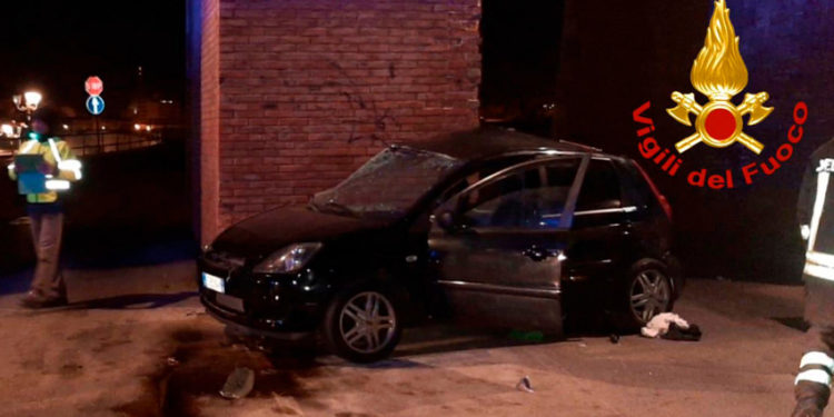 Siracusa, incidente mortale. Auto contro un pilone al lungomare Vittorini: perdono la vita due giovani