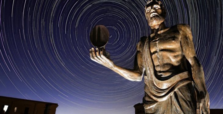 Startrail nel cielo di Siracusa come omaggio ad Archimede: lo scatto di Emanuele Liali scelto da Epod