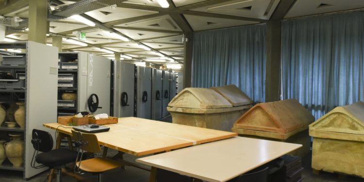 Siracusa. “Un Museo dentro al Museo”, il Paolo Orsi apre al pubblico i suoi depositi