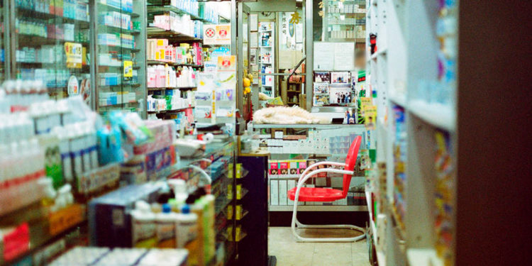 Siracusa, rapina una farmacia armato di punteruolo: asportati cosmetici ed un profumo