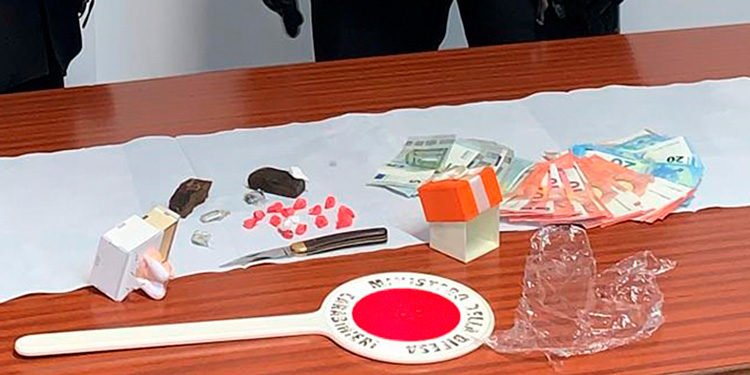Floridia, deteneva hashish e cocaina in casa: ai domiciliari un 33enne