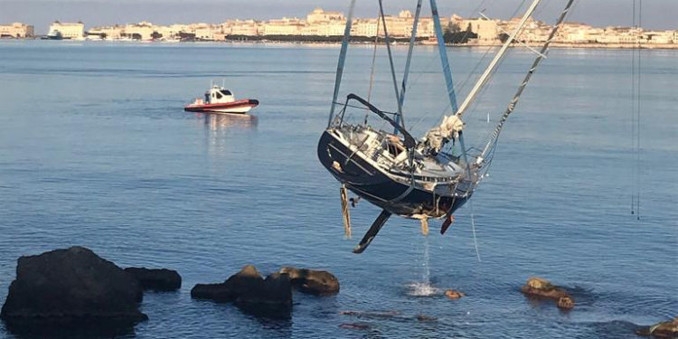 Siracusa, imbarcazione rimasta incagliata sugli scogli: effettuate le operazioni di recupero
