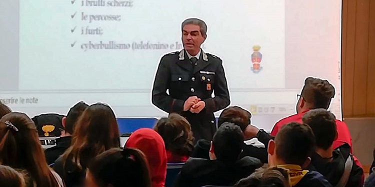 Floridia, legalità: gli studenti dell’Istituto Comprensivo “Alessandro Volta” incontrano i Carabinieri
