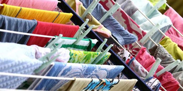 Noto. Ruba i vestiti dallo stendino della vicina di casa, denunciata una 58enne