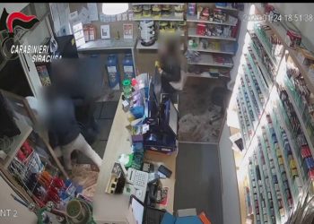 Melilli. Armati di coltello e pistola giocattolo tentano di rapinare una tabaccheria: arrestati