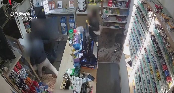 Melilli. Armati di coltello e pistola giocattolo tentano di rapinare una tabaccheria: arrestati