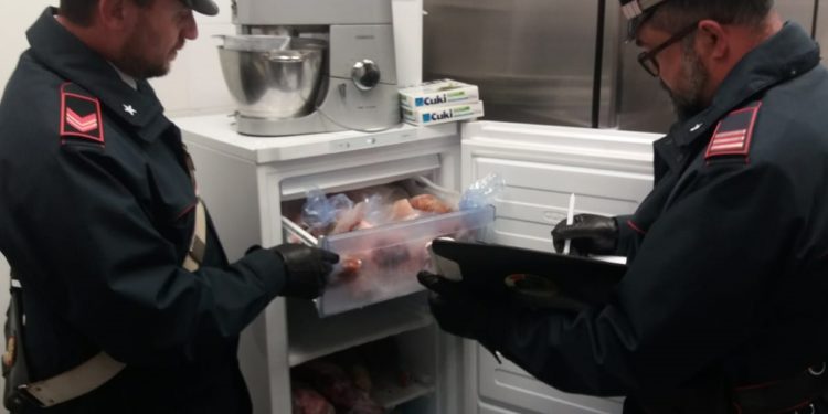 Siracusa. Prodotti in cattivo stato in un ristorante in Ortigia: denunciato il titolare