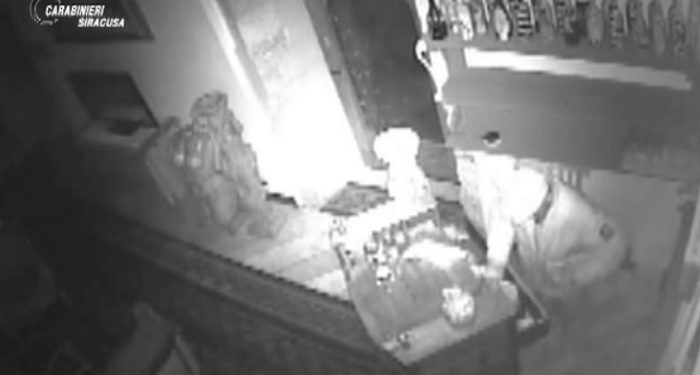 Siracusa. “Topo d’appartamento” in manette: responsabile di 14 furti in Ortigia