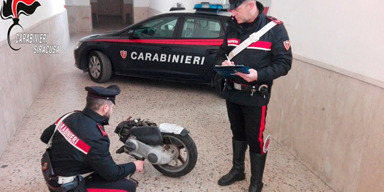 Carlentini, individuato centro di stoccaggio di motocicli d’epoca rubati: un denunciato