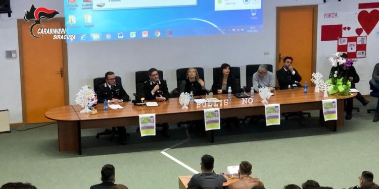 Carlentini. “Bullismo e Cyberbullismo” i Carabinieri incontrano gli studenti del “Nervi”