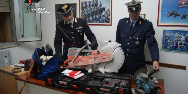 Canicattini Bagni. Tentano di rubare attrezzatura da cantiere edile, arrestati due catanesi