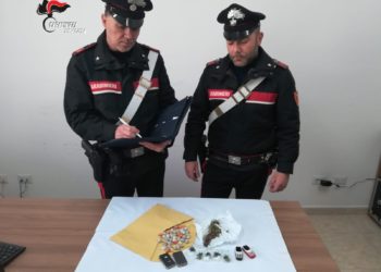 Augusta. Alla vista dei Carabinieri tentando di disfarsi dello stupefacente, due arresti