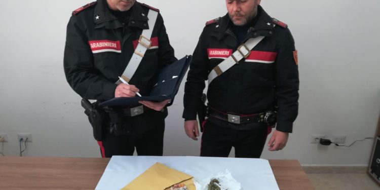 Augusta. Alla vista dei Carabinieri tentando di disfarsi dello stupefacente, due arresti