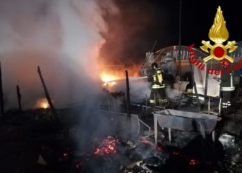 Pachino. Distrutto da un incendio un deposito agricolo in contrada Maucini