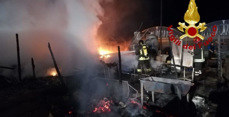 Pachino. Distrutto da un incendio un deposito agricolo in contrada Maucini