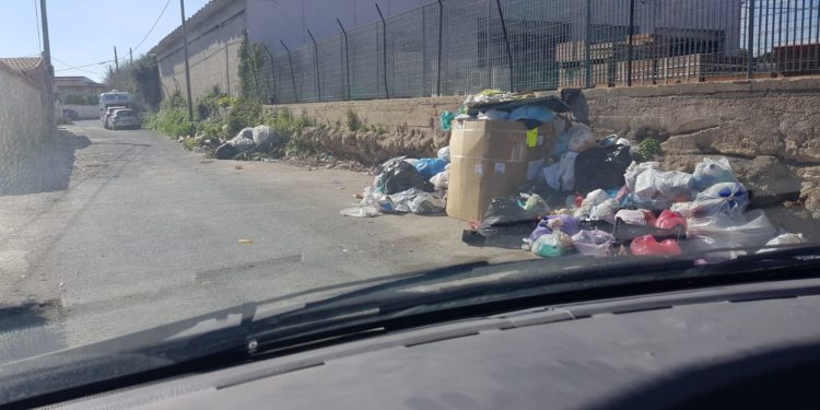 Siracusa. Ripulite aree della città intorno ai cassonetti rimossi