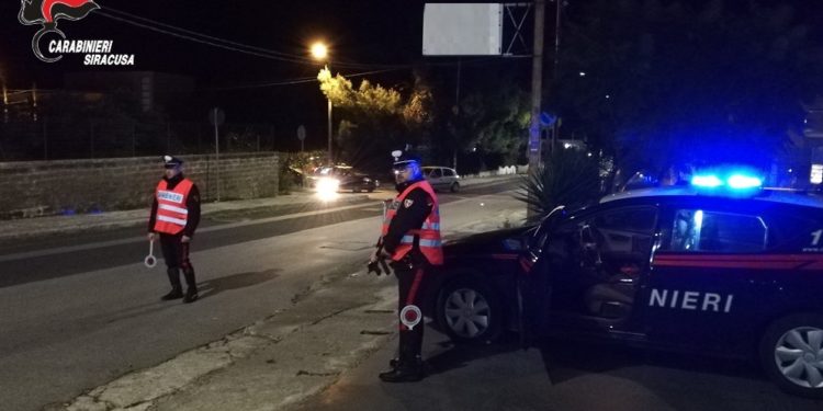 Priolo Gargallo. Cercano di rubare un bracciale in oro in una gioielleria: due arresti
