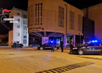 Priolo Gargallo. Aggredisce due fratelli con un coltello, in manette un 41enne