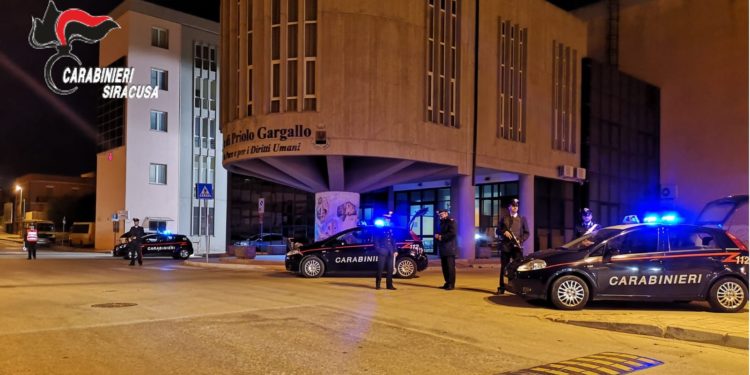 Priolo Gargallo. Aggredisce due fratelli con un coltello, in manette un 41enne