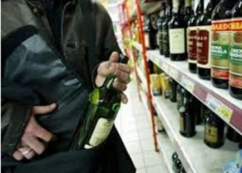Siracusa. Rubano bottiglie di liquore al supermercato, due arresti
