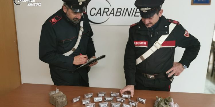 Pachino. Controllo stradale, trovati con 910 grammi di hashish