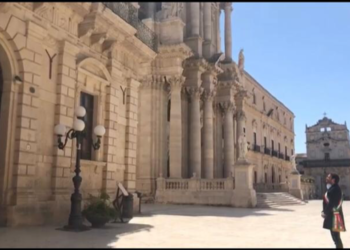 La città di Siracusa si è fermata per ricordare le vittime del Coronavirus