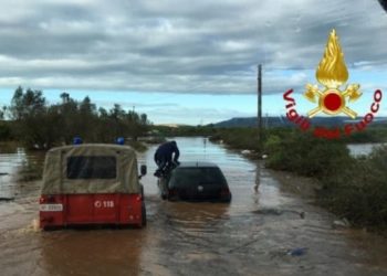 Siracusa. Contrada Laganelli come fiume in piena, automobilista soccorso dai Vigili del Fuoco