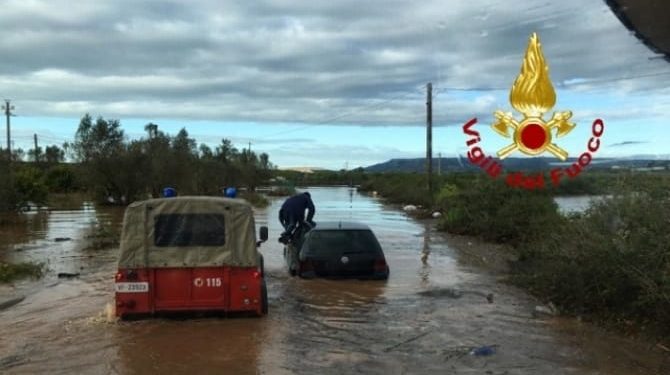 Siracusa. Contrada Laganelli come fiume in piena, automobilista soccorso dai Vigili del Fuoco