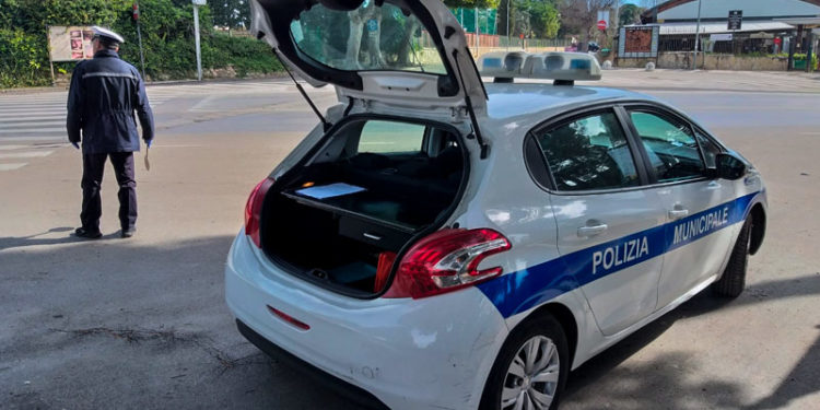 Siracusa, controlli della Polizia Municipale: denunciato un rivenditore di mascherine fuori norma