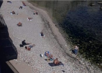 Siracusa: sdraiati a “Cala Rossa” sfidano il decreto #iorestoacasa