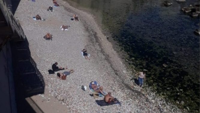 Siracusa: sdraiati a “Cala Rossa” sfidano il decreto #iorestoacasa