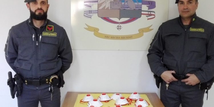 Lentini. Mascherine vendute a prezzi esorbitanti, le Fiamme Gialle denunciano un imprenditore