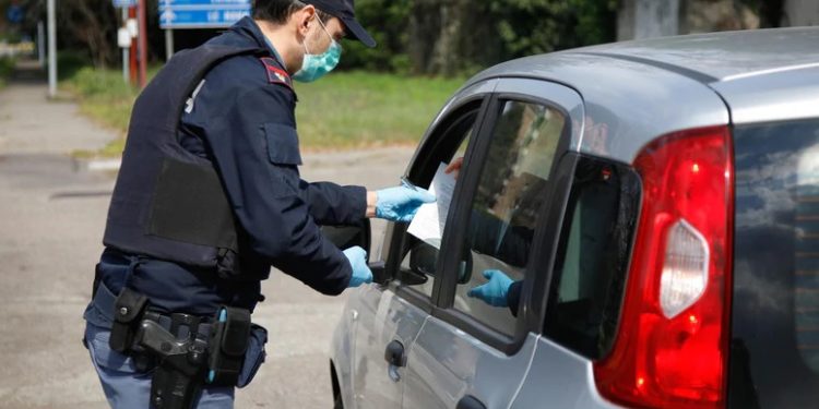 Coronavirus, la nuova autocertificazione: ecco cosa cambia nel modulo