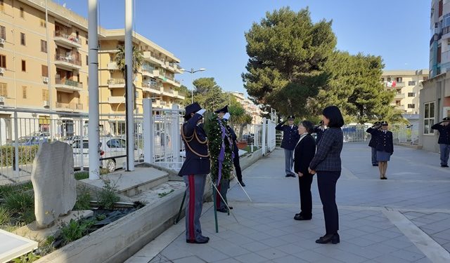 Siracusa. Corona di fiori ai caduti per il 168° anniversario Polizia di Stato