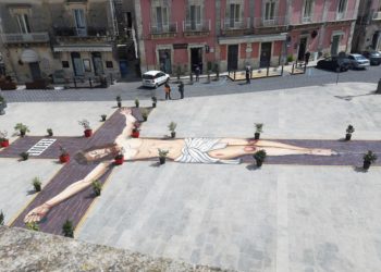 L’enorme “Cristo crocifisso” in piazza del Popolo: sorpresa ed emozione a Palazzolo