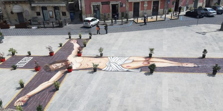 L’enorme “Cristo crocifisso” in piazza del Popolo: sorpresa ed emozione a Palazzolo