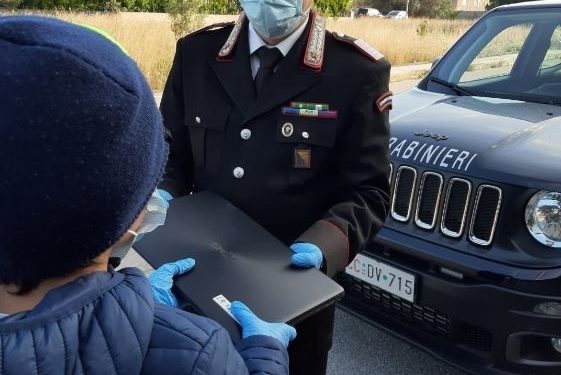 I Carabinieri collaborano con le scuole per consegnare tablet agli studenti della provincia