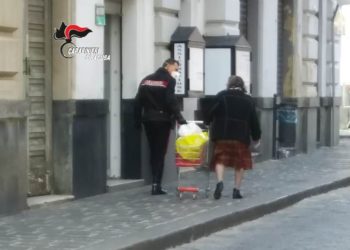 Augusta. I Carabinieri aiutano un’anziana al rientro dal supermercato