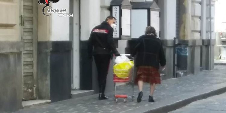 Augusta. I Carabinieri aiutano un’anziana al rientro dal supermercato