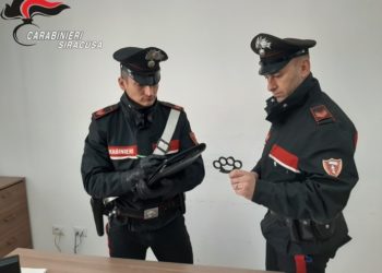 Augusta. Trovato in possesso di un tirapugni durante controllo, denunciato