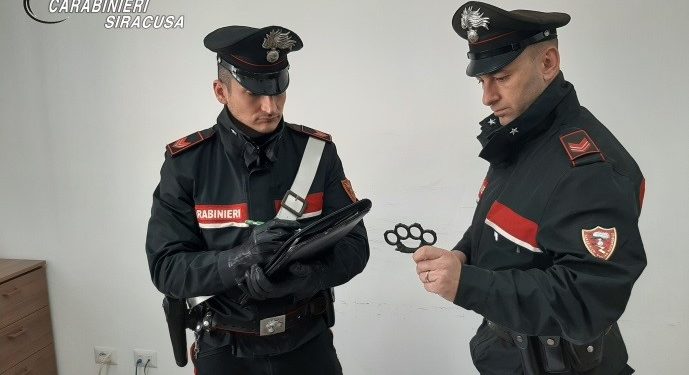 Augusta. Trovato in possesso di un tirapugni durante controllo, denunciato